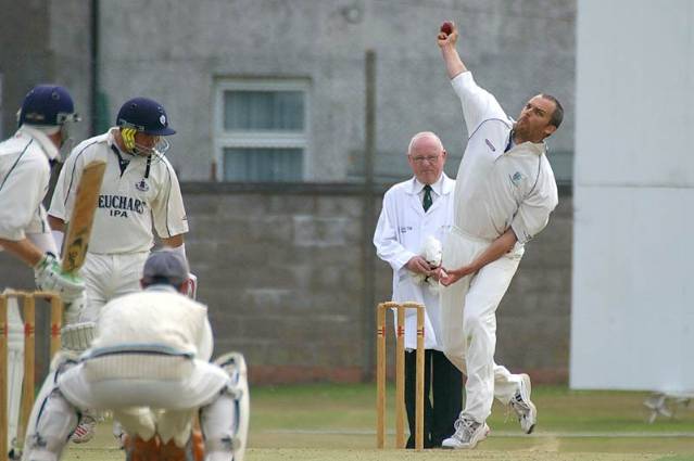 Clubb bowling to Howie